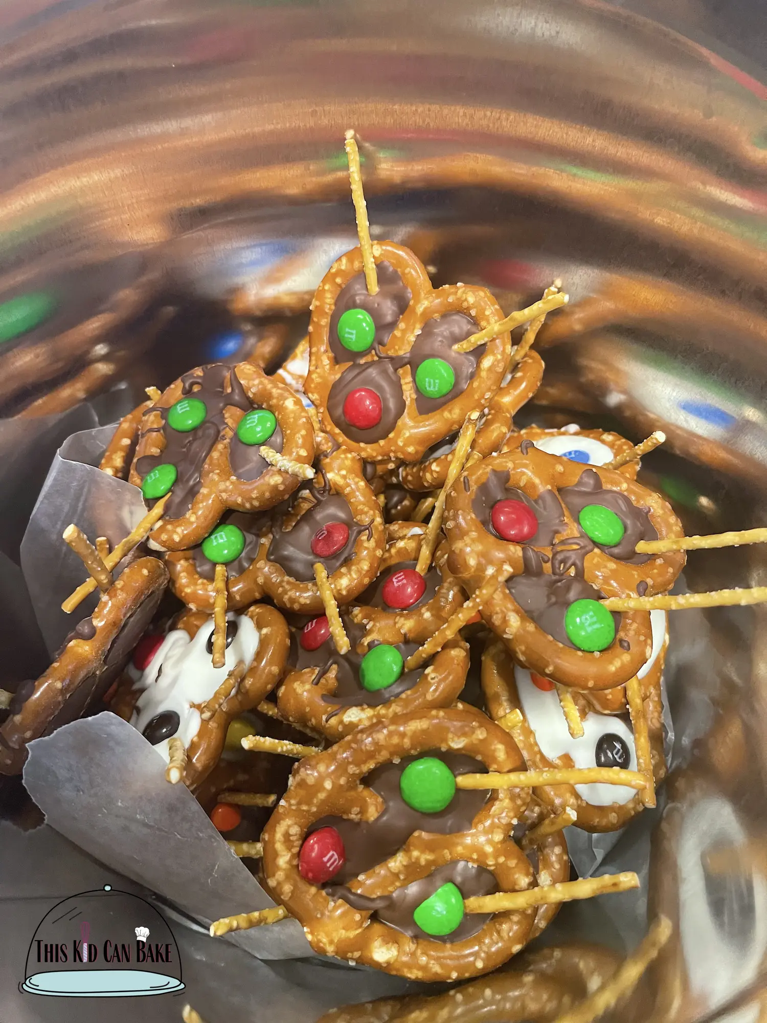 Make these yummy chocolate pretzel reindeer Christmas cookies! This Christmas treat is such a fun way to get kids involved in holiday baking!